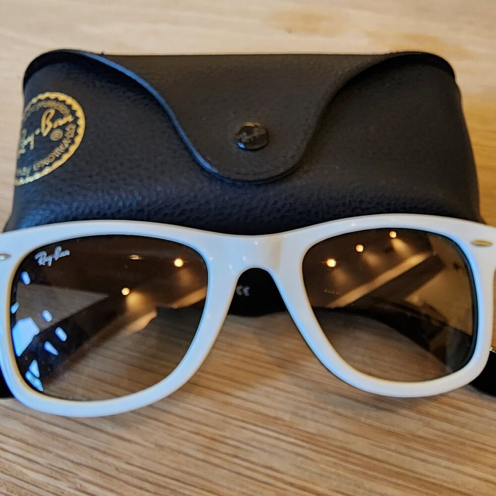 Ray-Ban Wayfarer black and white RB2140